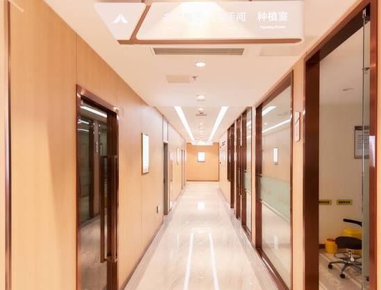 連云港萊芽口腔門診部走廊
