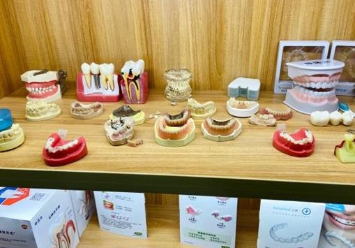 上海伯根口腔門診部展示臺(tái)
