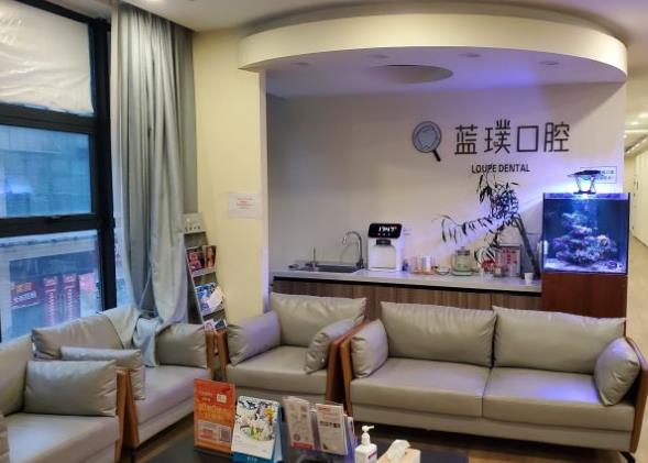 鄭州藍璞口腔門診部休息區(qū)