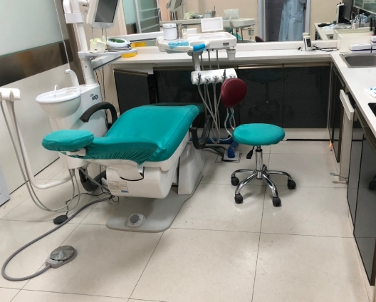 庫(kù)爾勒崔栗口腔診所治療室