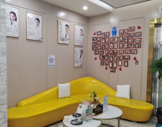 重慶啟辰口腔門診部休息區(qū)